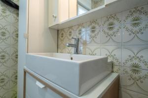 bagno con lavandino e specchio di luminoso apartamento en maliaño a Maliaño