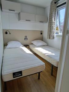 Postel nebo postele na pokoji v ubytování Camping de la Tour AMBON