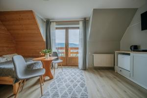 Televízia a/alebo spoločenská miestnosť v ubytovaní Pokoje i apartament z widokiem na Tatry