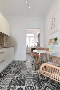a kitchen with a table and chairs in a room at Luxus Appartement in zentrale Lage von Siegburg in Siegburg