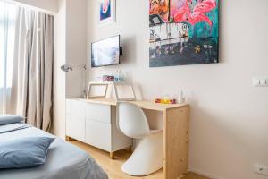 a bedroom with a desk with a chair and a bed at La stanza dell'architetto in Pescara +46 photos