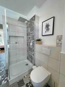 a bathroom with a toilet and a shower at Luxus Appartement in zentrale Lage von Siegburg in Siegburg