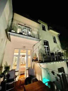 a building with a table and chairs and a balcony at Luxus Appartement in zentrale Lage von Siegburg in Siegburg