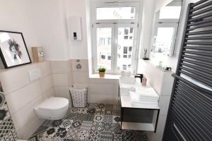 a bathroom with a toilet and a sink and a window at Luxus Appartement in zentrale Lage von Siegburg in Siegburg +14 photos