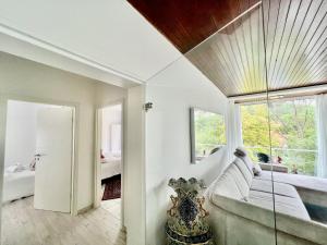 ein Wohnzimmer mit einer Couch und einem Fenster in der Unterkunft Villa Plesse - exklusiv und geräumig wohnen nahe Göttingen in Bovenden + 85 Fotos