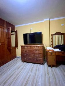 ein Zimmer mit einer Kommode mit einem Fernseher drauf in der Unterkunft DEPA CENTRICO CARAZ in Caraz