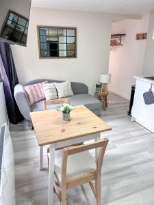 Posezení v ubytování Le Badebec, Appt dans maison typique avec jardin privé