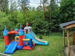 Otroško igrišče poleg nastanitve Apartament Sosnowa
