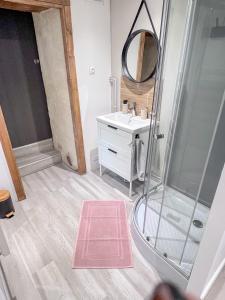 Łazienka w obiekcie Le Badebec, Appt dans maison typique avec jardin privé
