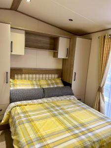 Postel nebo postele na pokoji v ubytování Static Caravan Hoburne Devon Bay