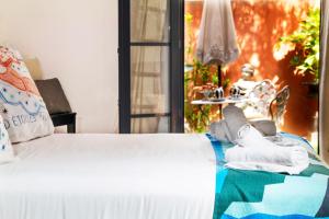 - une chambre avec un lit et des serviettes dans l'établissement La Bravade Luxe et sérénité au cœur de Saint-Tropez Suites spacieuses avec jardin enchanteur, à Saint-Tropez