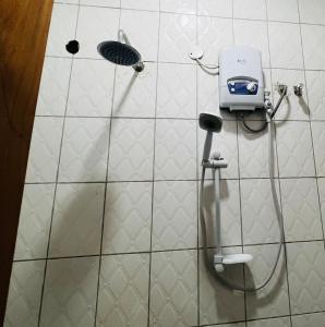 ducha con cabezal de ducha y ducha en The home hive apartment en Kampala