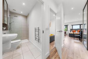 Ванная комната в Spacious 1 Bed Flat - Near Heathrow - UB3 London