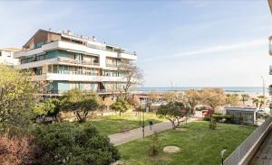 un grande condominio con un parco di fronte di La stanza dell'architetto a Pescara