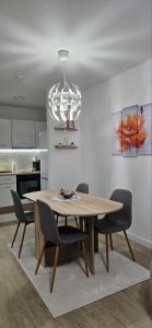 a dining room with a wooden table and chairs at Apartman Vukota 2 Pirot in Pirot