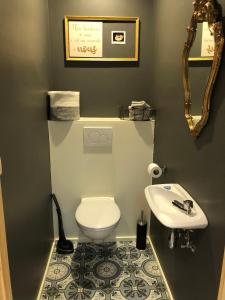 Łazienka z białą toaletą i umywalką w obiekcie Les écuries - Maison entière w mieście Spa