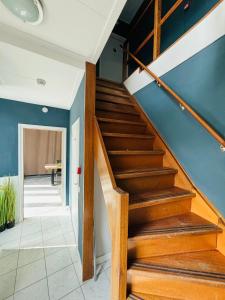 eine Treppe in einem Haus mit blauen Wänden in der Unterkunft Stadshotel DE ACADEMIE in Franeker