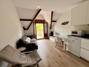 a living room with a couch and a table at Apartamento La Fuente - Monabri in Somo