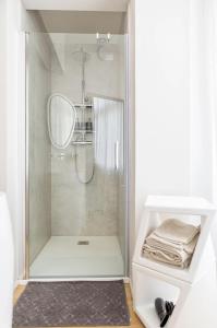 una doccia con porta in vetro in bagno di La stanza dell'architetto a Pescara