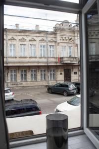 a window with a view of a large building at City center Artmania apartments in Chişinău