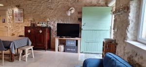 カヴァイヨンにあるGîte Rural "Chez Paulette" - Provence - Luberonのリビングルーム(テレビ、青いドア付)