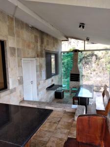 - un salon avec une table et une cheminée dans l'établissement Paraiso na beira de cachoeiras Canyons Capitólio MG, à Guapé