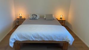 Postel nebo postele na pokoji v ubytování Maisonette Vista Mirlo