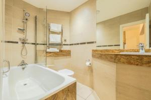 een badkamer met een wastafel, een toilet en een douche bij Old Waverley Hotel in Edinburgh