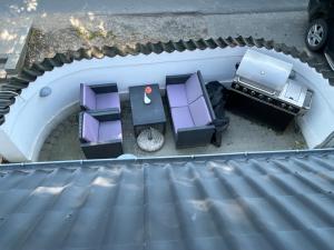 an overhead view of a roof with a table and chairs at Flexsleep&living in Hjortshøj