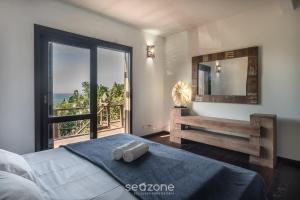 een slaapkamer met een bed en uitzicht op de oceaan bij Casa com vista p mar em Garopaba PSV000 in Garopaba