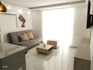 ein Wohnzimmer mit einem Sofa und einem Tisch in der Unterkunft Encantador Apto Con Aire in Neiva