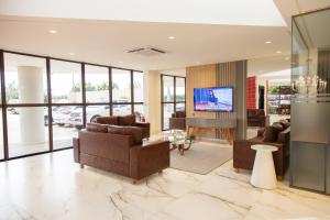 vestíbulo con sofás y TV de pantalla plana en Nobile Hotel Araripina, en Araripina