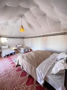 Una cama o camas en una habitación de Chegaga Starlight Camp - Mhamid Desert Haven