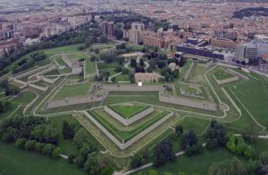 - une vue aérienne sur les jardins du palais des versailles dans l'établissement Pamplona Room, à Pampelune