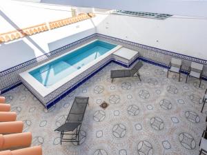uma vista superior de uma piscina num edifício em Posada de Itálica em Santiponce