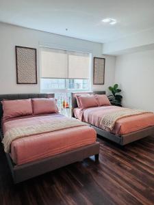 una camera da letto con due letti e una finestra di Spectacular Cozy loft Hollywood FREE Parking a Los Angeles