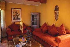 uma sala de estar com dois sofás e uma mesa em Hotel Mosul em Concepción