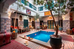 馬拉喀什的住宿－里亞德阿扎利亞酒店，一座建筑物中间有树的游泳池