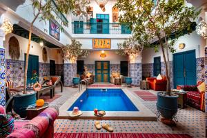 馬拉喀什的住宿－里亞德阿扎利亞酒店，一间客厅,位于大楼中央,设有游泳池