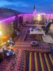 AFRIC HOTEL- Casbah في الجزائر: غرفة مع طاولة وغرفة مغطاة بالسجاد