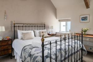 een slaapkamer met een bed met een zwart-wit dekbed bij Finest Retreats - Bryn Du in Aberdaron