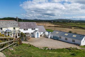 een luchtzicht op een huis met een schuur bij Finest Retreats - Bryn Du in Aberdaron
