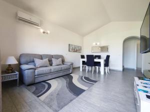A seating area at Domus Deiana
