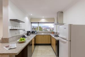Kuchyň nebo kuchyňský kout v ubytování Gaviota Apartments & Suites
