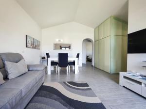 A seating area at Domus Deiana