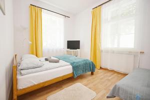 Säng eller sängar i ett rum på Sunny by 3City Rentals