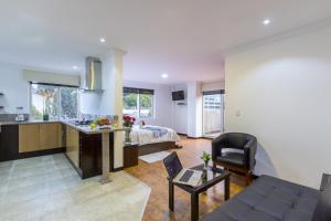 Kuchyň nebo kuchyňský kout v ubytování Gaviota Apartments & Suites