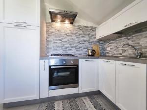 A kitchen or kitchenette at Domus Deiana