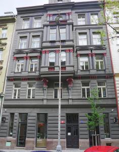 プラハにあるArt hotel Sazavskaの大きな灰色の建物
