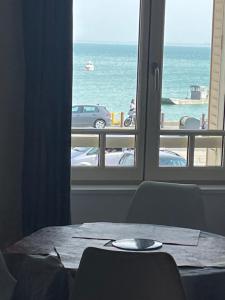 康卡勒的住宿－La Houle，桌椅,享有海景